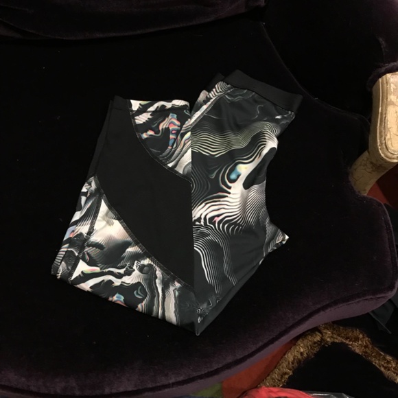 Nike pro warped galaxy capri leggings small - Picture 4 of 4